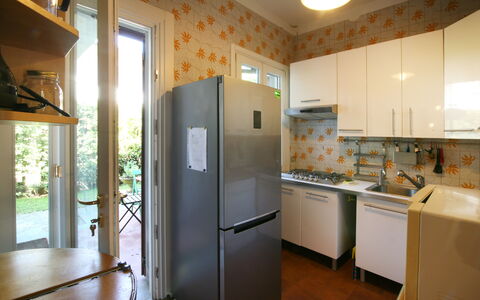 Villa Del Forte: Habitación, Propiedad, Cocina, Casa, Edificio, Refrigerador, Electrodoméstico, Mostrador, Diseño De Interiores, Gabinetes