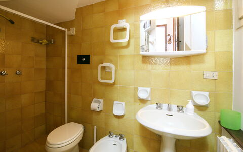 Villa Del Forte: Baño, Habitación, Propiedad, Arreglo De Tubería, Pared, Diseño De Interiores, Baño, Lavabo Del Baño, Arquitectura, Edificio