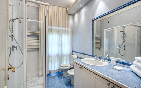 Villa Alfresco: Arreglo De Tubería, Piso, Diseño De Interiores, Suelo, Baño, Lavabo, Grifo, Plomería, Encendiendo, Habitación