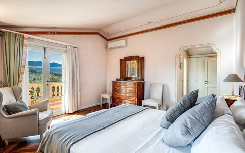 Villa Alfresco: Mueble, Cama, Habitación, Lecho, Sábana, Marco De La Cama, Linos, Lámpara, Almohada