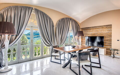 Villa Alfresco: Mueble, Diseño De Interiores, Sofá, Piso, Suelo, Encendiendo, Sala, Mesa, Techo, Casa