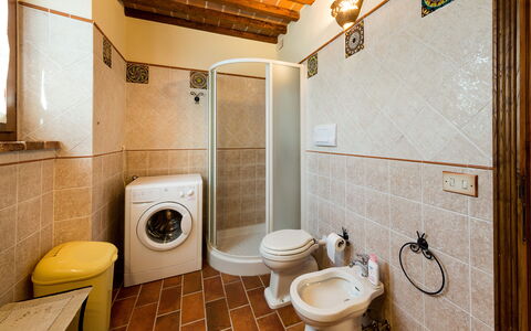 Casale Vacanze Il Granaio: Baño, Propiedad, Habitación, Baño, Casa, Edificio, Diseño De Interiores, Arreglo De Tubería, Bienes Raíces, Suelo