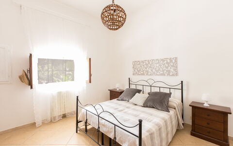 Villa Mediterranea: Habitación, Mueble, Cama, Habitación, Propiedad, Sábana, Marco De La Cama, Diseño De Interiores, Lecho, Pared