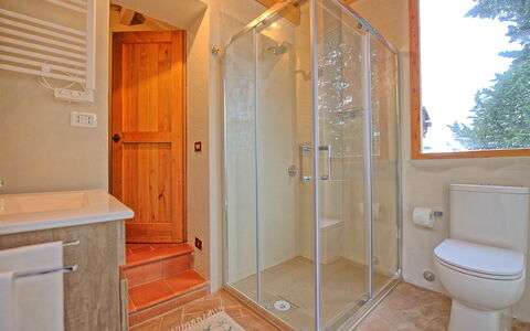 Casa Fioraie: Propiedad, Habitación, Baño, Bienes Raíces, Casa, Casa, Edificio, Suelo, Loseta, Puerta