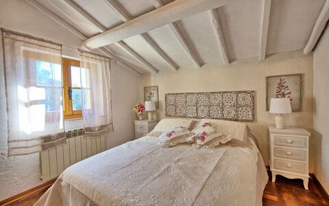 Casa Fioraie: Habitación, Cama, Habitación, Mueble, Propiedad, Techo, Diseño De Interiores, Sábana, Marco De La Cama, Lecho