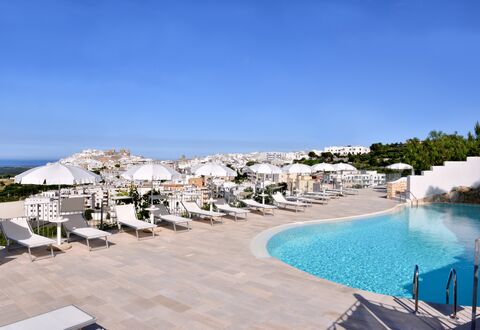 Residence Montesarago: Cielo, Agua, Edificio, Piscina, Sunlounger, Mueble Para Exteriores, Balneario, Sombra, Costeras Y Los Accidentes Geográficos Oceánico, Casa