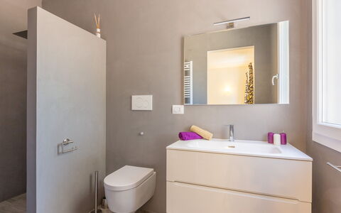 Villa Stella Cadente: Espejo, Propiedad, Grifo, Lavabo, Mueble De Baño, Arreglo De Tubería, Lavabo Del Baño, Baño, Púrpura