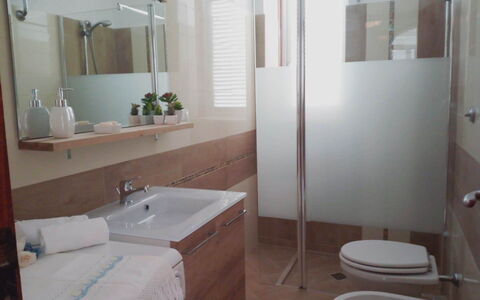 Villa Fontanelle: Espejo, Lavabo, Arreglo De Tubería, Lavabo Del Baño, Grifo, Propiedad, Blanco, Baño, Diseño De Interiores, Edificio