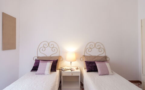 Villa Fontanelle: Mueble, Comodidad, Madera, Diseño De Interiores, Almohada, Suelo, Cama, Edificio, Pared