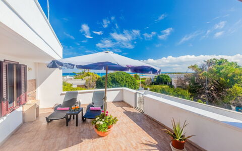 Villa Pantanagianni Beach: Planta, Nube, Cielo, Mueble, Edificio, Azur, Maceta, Sombra, Mueble Para Exteriores, Silla