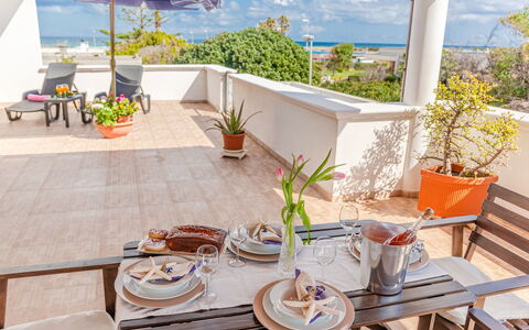Villa Pantanagianni Beach: Mesa, Mueble, Planta, Propiedad, Vajilla, Edificio, Maceta, Cielo, Azur, Silla