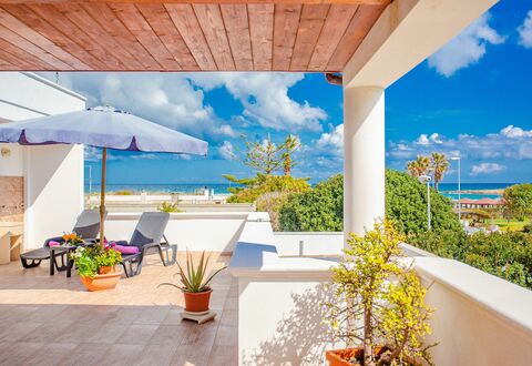 Villa Pantanagianni Beach: Nube, Cielo, Planta, Propiedad, Mueble, Edificio, Maceta, Azur, Balneario, Sombra