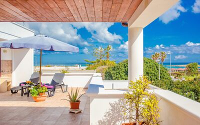 Villa Pantanagianni Beach: Nube, Cielo, Planta, Propiedad, Mueble, Edificio, Maceta, Azur, Balneario, Sombra