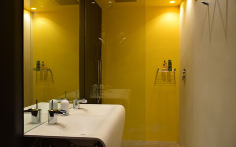 Villetta Farfallina: Habitación, Baño, Amarillo, Propiedad, Diseño De Interiores, Edificio, Arquitectura, Arreglo De Tubería, Casa, Area De Aseo