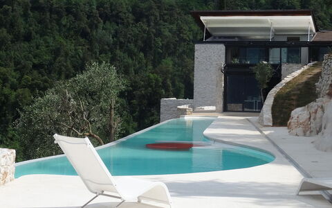 Villetta Farfallina: Propiedad, Piscina, Sunlounger, Mueble Para Exteriores, Mueble, Ocio, Casa, Patio Interior, Edificio, Paisajismo