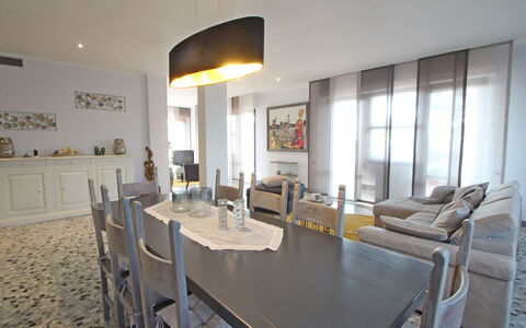 Marina Apartment: Propiedad, Habitación, Edificio, Mueble, Comedor, Diseño De Interiores, Bienes Raíces, Casa, Mesa, Suelo