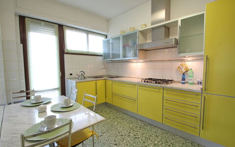 Marina Apartment: Propiedad, Habitación, Mueble, Amarillo, Cocina, Edificio, Gabinetes, Diseño De Interiores, Casa, Mostrador