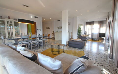 Marina Apartment: Propiedad, Habitación, Edificio, Diseño De Interiores, Sala, Mueble, Bienes Raíces, Casa, Suelo, Casa