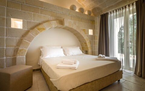 Corte dei Messapi | Sleeps 24: Habitación, Cama, Mueble, Habitación, Propiedad, Pared, Diseño De Interiores, Marco De La Cama, Sábana, Suite