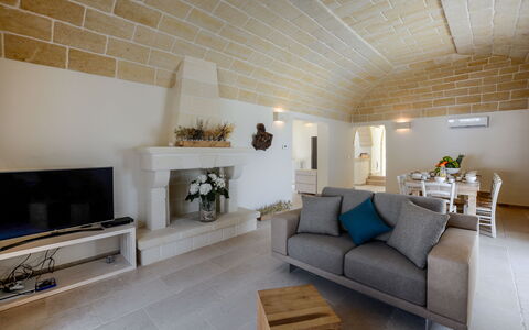 Corte dei Messapi | Sleeps 24: Sala, Habitación, Propiedad, Diseño De Interiores, Mueble, Edificio, Techo, Pared, Casa, Suelo
