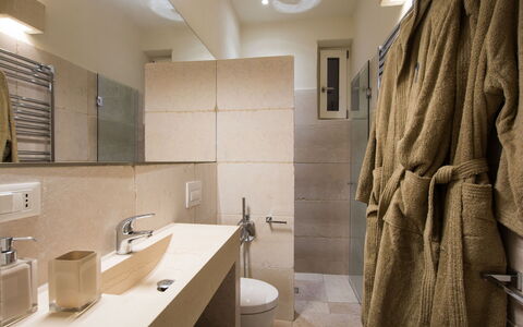 Corte dei Messapi | Sleeps 24: Baño, Habitación, Propiedad, Diseño De Interiores, Arquitectura, Loseta, Edificio, Pared, Bienes Raíces, Suelo