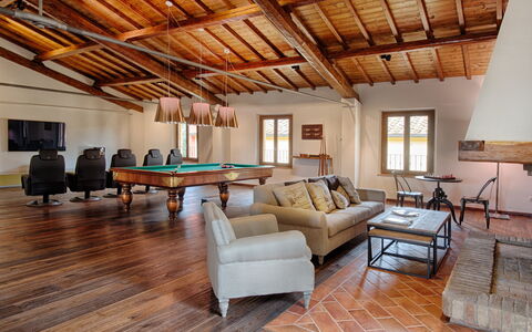 Tenuta Cambiano: Habitación, Propiedad, Sala, Edificio, Suelos De Madera, Diseño De Interiores, Suelo, Mueble, Casa, Madera Dura