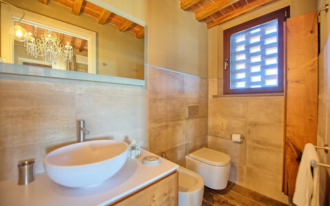 Villa Massimiliano: Baño, Habitación, Propiedad, Edificio, Diseño De Interiores, Casa, Bienes Raíces, Suelo, Inmuebles, Techo
