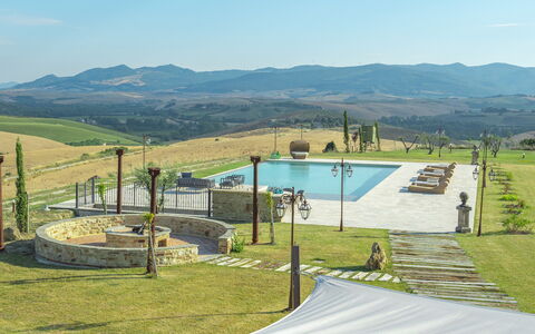 Villa Massimiliano: Cielo, Montaña, Agua, Nube, Sombra, El Terreno Del Lote, Hierba, Piscina, Paisaje Natural, Planta