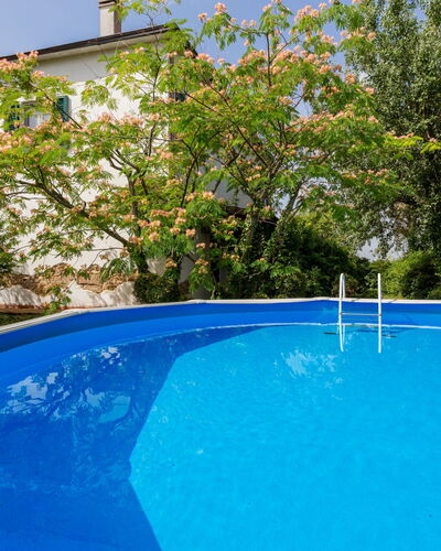 Fonte del Ceppo 1: Agua, Planta, Propiedad, Cielo, Azur, Piscina, Edificio, Sombra, Cuerpo De Agua, Árbol