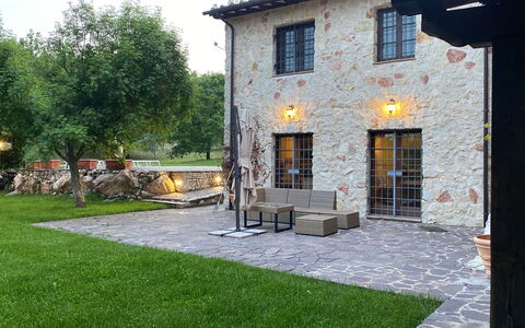 Beautiful Stone Country Villa: Ventana, Planta, Edificio, Árbol, Puerta, Superficie De La Carretera, Cabaña, Casa, Barrio Residencial, Hierba