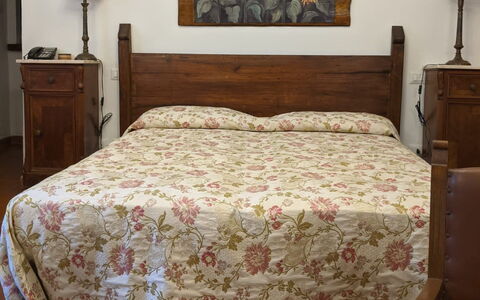 Agriturismo Il Giaggiolo without Pool: Habitación, Cama, Mueble, Sábana, Habitación, Lecho, Marco De La Cama, Colchón, Suelo, Propiedad