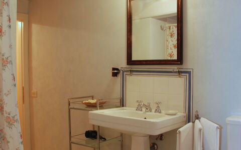 Il Mezzanino: Baño, Habitación, Propiedad, Diseño De Interiores, Arreglo De Tubería, Arquitectura, Pared, Lavabo, Edificio, Lavabo Del Baño