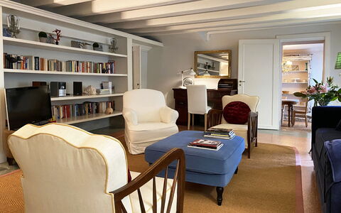 Il Mezzanino: Habitación, Mueble, Sala, Estante, Diseño De Interiores, Estantería, Edificio, Propiedad, Librero, Techo