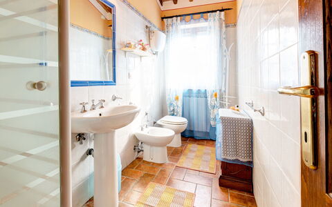 Casale Valdichiana: Baño, Propiedad, Habitación, Diseño De Interiores, Edificio, Bienes Raíces, Casa, Suelo, Mueble, Arquitectura