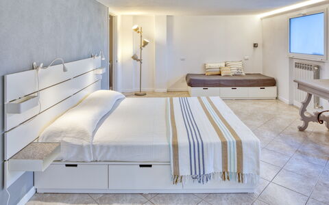 Il Giardino Sul Mare - Levanto: Habitación, Mueble, Cama, Habitación, Propiedad, Marco De La Cama, Diseño De Interiores, Sábana, Suite, Suelo