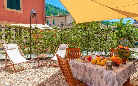 Portovecchio Apartments - Levanto: Propiedad, Bienes Raíces, Casa, Edificio, Habitación, Amarillo, Vacaciones, Inmuebles, Recurso, Casa