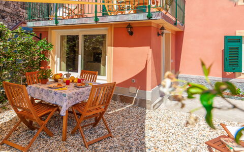 Portovecchio Apartments - Levanto: Propiedad, Habitación, Casa, Edificio, Bienes Raíces, Mesa, Mueble, Comedor, Casa, Patio