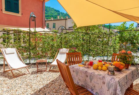 Portovecchio Apartments - Levanto: Propiedad, Bienes Raíces, Casa, Edificio, Habitación, Amarillo, Vacaciones, Inmuebles, Recurso, Casa