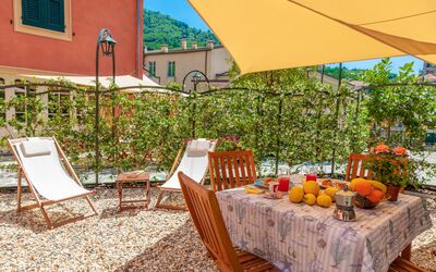 Portovecchio Apartments - Levanto: Propiedad, Bienes Raíces, Casa, Edificio, Habitación, Amarillo, Vacaciones, Inmuebles, Recurso, Casa
