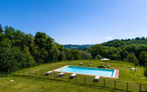Podere a Lafi: Agua, Cielo, Propiedad, Piscina, Planta, Paisaje Natural, Árbol, Silla, Sombra, El Terreno Del Lote
