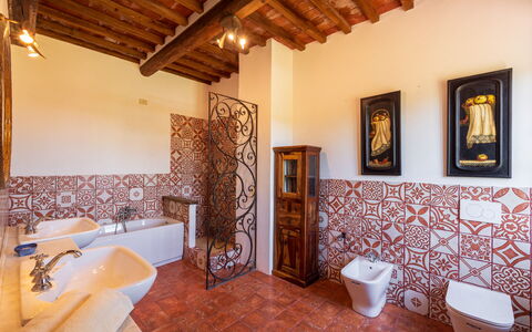 Podere a Lafi: Propiedad, Madera, Diseño De Interiores, Suelo, Bañera, Piso, Pared, Marco, Baño, Bienes Raíces