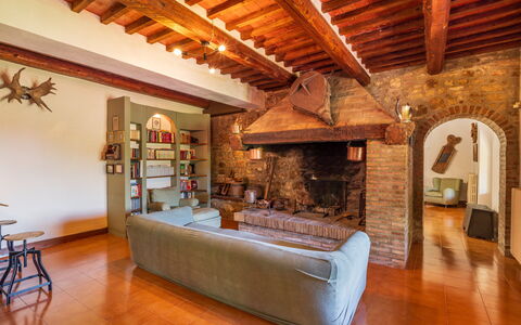 Podere a Lafi: Propiedad, Marco, Madera, Diseño De Interiores, Haz, Sofá, Suelo, Piso, Pared, Sala