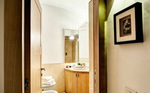Villa Marina Little Beach: Propiedad, Edificio, Mueble De Baño, Marco, Madera, Diseño De Interiores, Baño, Grifo, Comodidad