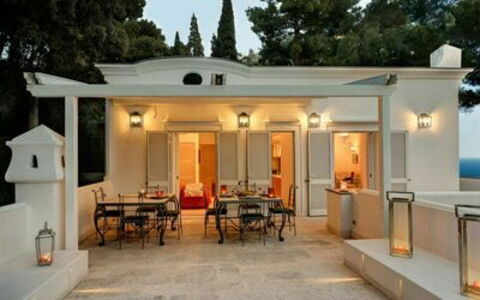Villa Marina Little Beach: Edificio, Mueble, Puerta, Diseño De Interiores, Árbol, Cielo, Silla, Sombra, Bienes Raíces