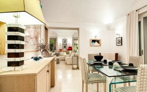 Villa Marina Little Beach: Mueble, Propiedad, Gabinetes, Mesa, Silla, Mostrador, Marco, Madera, Diseño De Interiores, Cajón