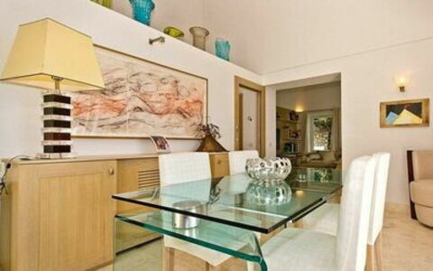 Villa Marina Little Beach: Mueble, Marco, Mesa, Gabinetes, Mostrador, Madera, Silla, Encendiendo, Diseño De Interiores, Edificio