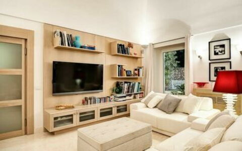Villa Marina Little Beach: Mueble, Marco, Propiedad, Sofá, Diseño De Interiores, Sala, Estante, Suelo, Madera, Gabinetes