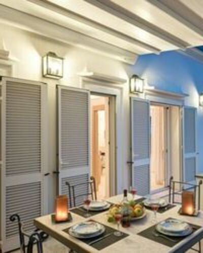 Villa Marina Little Beach: Mesa, Mueble, Propiedad, Edificio, Madera, Ventana, Naranja, Encendiendo, Diseño De Interiores, Suelo