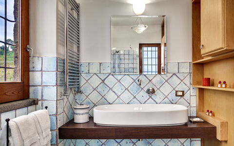 Stony Villa Volcano View: Arreglo De Tubería, Grifo, Mueble, Lavabo, Propiedad, Bañera, Mueble De Baño, Edificio, Ventana, Baño