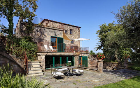 Stony Villa Volcano View: Planta, Cielo, Edificio, Propiedad, Ventana, Árbol, El Terreno Del Lote, Cabaña, Paisaje, Barrio Residencial